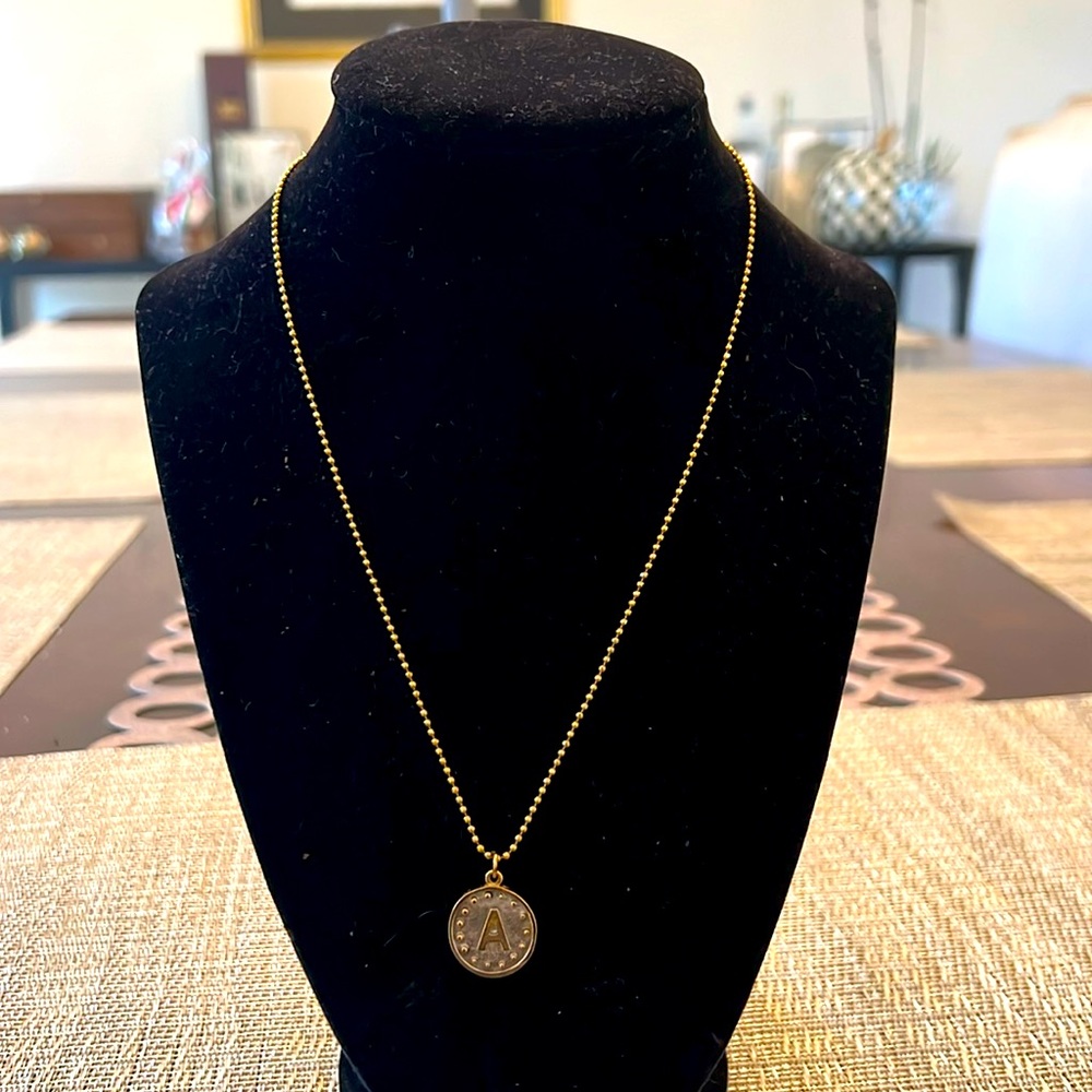 A pendant gold necklace